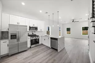 8209 Carver Rd, Houston, TX 77088 - Photo 9