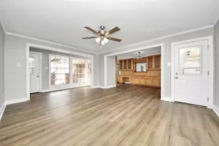 7102 Log Hollow Dr, Houston, TX 77040 - Photo 9