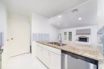 26 S White Pebble Court, The Woodlands, TX 77380 - Photo 9