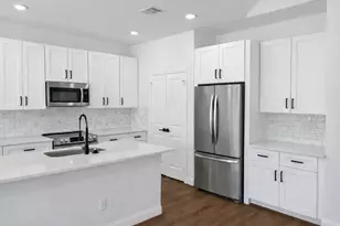 810 S Colbert St, Dayton, TX 77535 - Photo 3