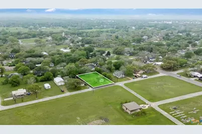 704 Maple St, Yoakum, TX 77995 - Photo 17