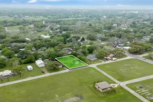 704 Maple St, Yoakum, TX 77995 - Photo 17