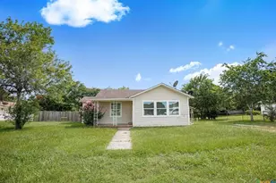 704 Maple St, Yoakum, TX 77995 - Photo 15