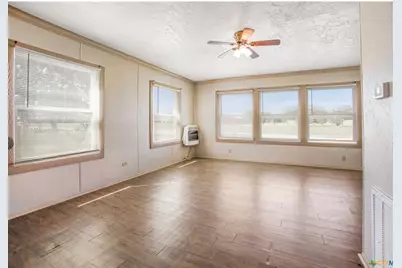 704 Maple St, Yoakum, TX 77995 - Photo 5