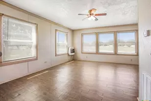 704 Maple St, Yoakum, TX 77995 - Photo 5