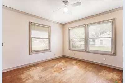 704 Maple St, Yoakum, TX 77995 - Photo 9