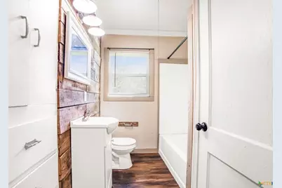 704 Maple St, Yoakum, TX 77995 - Photo 7