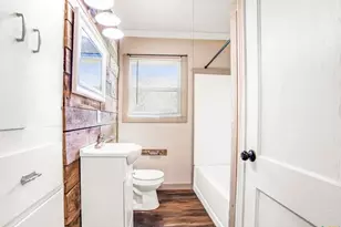 704 Maple St, Yoakum, TX 77995 - Photo 7