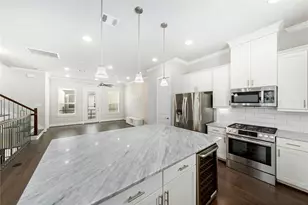 420 W 28th St, Houston, TX 77008 - Photo 9