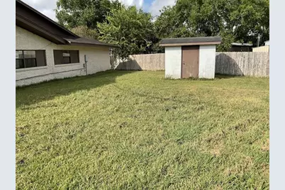 208 E York Street, Ganado, TX 77962 - Photo 5