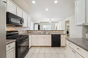3039 Boxwood Springs Ln, Dickinson, TX 77539 - Photo 9