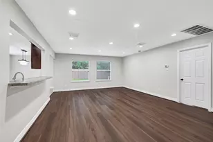 5914 Shadow Creek Ct, Baytown, TX 77523 - Photo 3