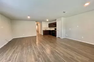 126 E Ash St, Angleton, TX 77515 - Photo 3
