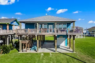 940 Driftwood Dr, Crystal Beach, TX 77650 - Photo 3