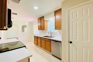 13447 Greenway Dr, Sugar Land, TX 77498 - Photo 11