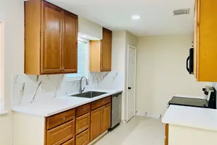 13447 Greenway Dr, Sugar Land, TX 77498 - Photo 9