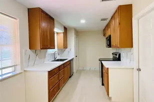 13447 Greenway Dr, Sugar Land, TX 77498 - Photo 7