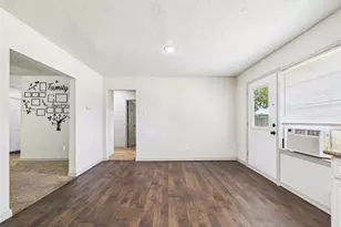 302 Sycamore Dr, Hitchcock, TX 77563 - Photo 9