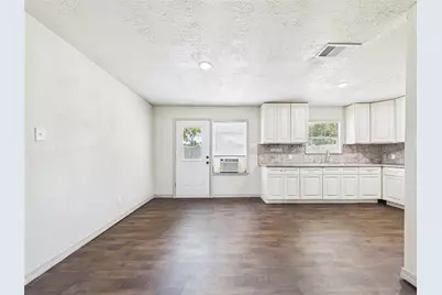 302 Sycamore Drive, Hitchcock, TX 77563 - Photo 9