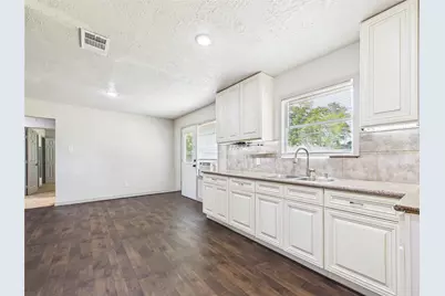 302 Sycamore Drive, Hitchcock, TX 77563 - Photo 15