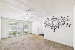 302 Sycamore Dr, Hitchcock, TX 77563 - Photo 7