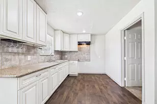302 Sycamore Dr, Hitchcock, TX 77563 - Photo 13