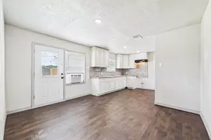302 Sycamore Dr, Hitchcock, TX 77563 - Photo 11