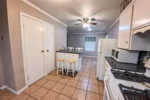 907 Peach St, El Campo, TX 77437 - Photo 3