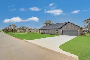 211 19th St, Hempstead, TX 77445 - Photo 1