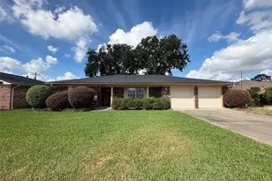 2702 Marilyn Ln, Port Neches, TX 77651 - Photo 1