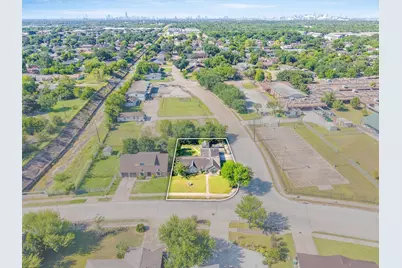 4018 Wuthering Heights Drive, Houston, TX 77045 - Photo 19