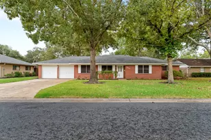 1317 Wallace St, El Campo, TX 77437 - Photo 1