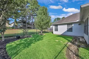 105 Harbor Ct Dr, Conroe, TX 77356 - Photo 3
