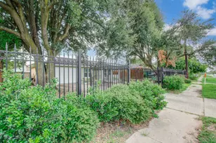 981 S Victory Dr, Houston, TX 77088 - Photo 3