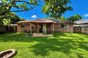 725 E Plum St, Angleton, TX 77515 - Photo 17