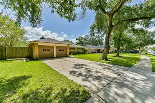 311 Stonehenge Ln, Friendswood, TX 77546 - Photo 3