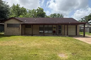118 Jonquil St, Lake Jackson, TX 77566 - Photo 1