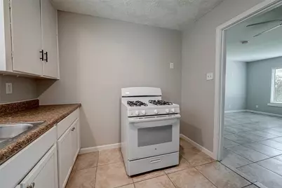 7621 Sundown Drive, Houston, TX 77028 - Photo 11