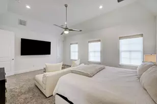 10923 Grove Tree Ln, Houston, TX 77043 - Photo 25