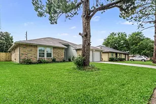 2431 Tall Ships Dr, Friendswood, TX 77546 - Photo 3