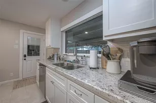 6414 Pineshade Ln, Houston, TX 77008 - Photo 11