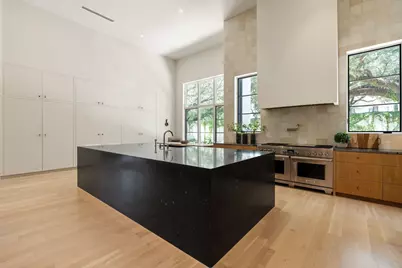 5641 Holly Springs Drive, Houston, TX 77056 - Photo 7