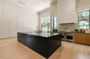 5641 Holly Springs Dr, Houston, TX 77056 - Photo 7