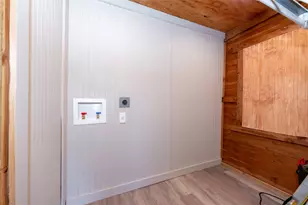 706 Crooked Creek Dr, Sheridan, TX 77475 - Photo 15