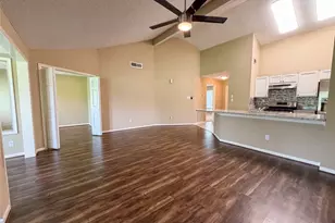 643 E Country Grove Cir, Pearland, TX 77584 - Photo 3