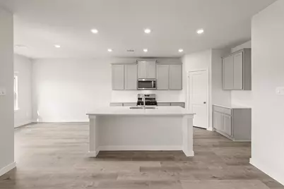 102 Water Grass Trail, Clute, TX 77531 - Photo 3