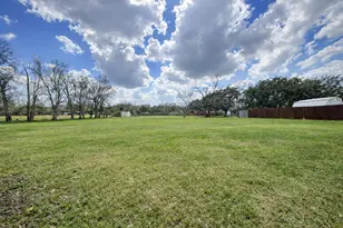 606 E Ahldag Ave, Wharton, TX 77488 - Photo 25