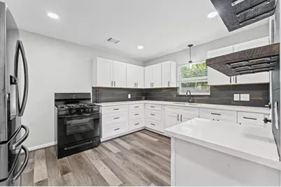 921 22nd Avenue N, Texas City, TX 77590 - Photo 7