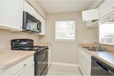 1950 Spenwick Drive #302, Houston, TX 77055 - Photo 5