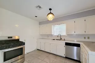 1110 Woods Dr, Liberty, TX 77575 - Photo 11